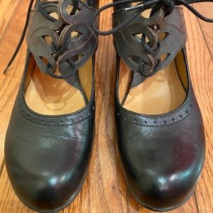 John Fluevog Size 7.5 black with taupe